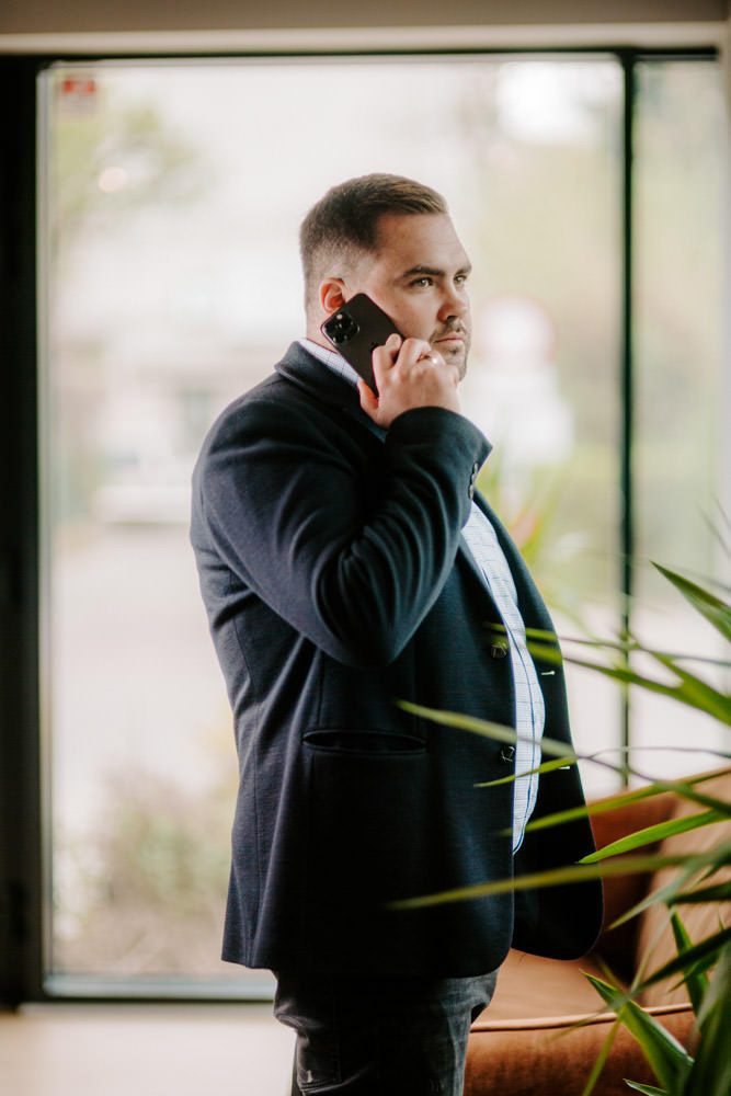 Maciej Staniszewski podczas rozmowy telefonicznej z klientem